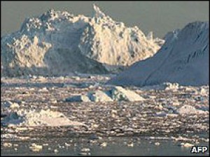 Enorme témpano se desgaja de un glaciar de Groenlandia