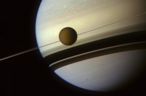 La luna Titán, engarzada en los anillos de Saturno