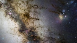 Una corriente de estrellas se precipita sobre la Vía Láctea