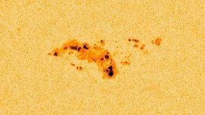Aparece una mancha solar diez veces el tamaño de la Tierra