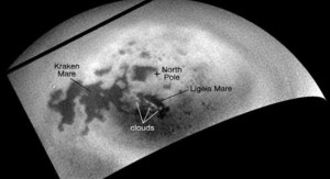 Cassini rastrea el desarrollo de nubes sobre mares de Titán