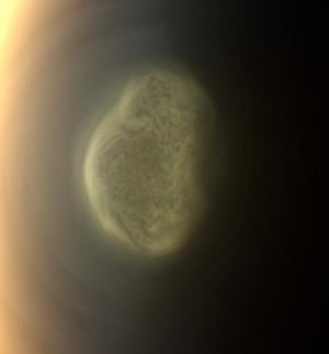 Invierno en Titán: Cassini Fotografía Enorme Nube de Hielo