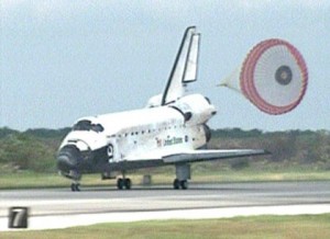 Aterriza el Discovery tras completar misión de 13 días