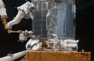 Astronautas reparan con éxito el 