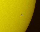 Un fotógrafo francés capta al transbordador 'Atlantis' delante del Sol