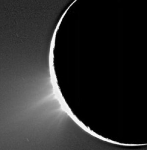 CASSINI DESCUBRE MATERIALES ORGÁNICOS EN ENCELADO