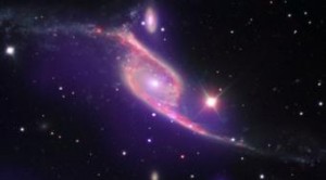 La NASA capta una colisión de galaxias en torno a un agujero negro