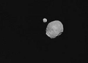La ESA captura por primera vez ambas lunas de Marte en una foto